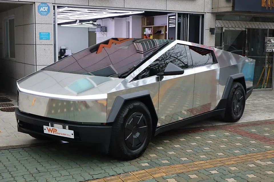 Tesla Cybertruckのカーラッピング事例：クロームシルバーで個性を際立たせる 施工写真 1-2