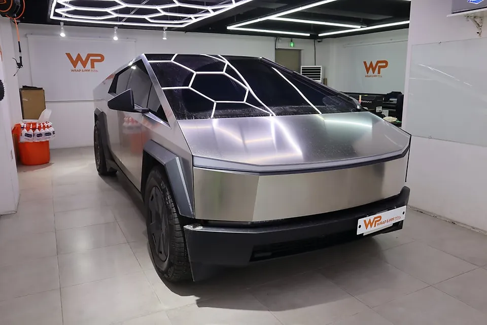 Tesla Cybertruckのカーラッピング事例：クロームシルバーで個性を際立たせる 施工写真 2-2