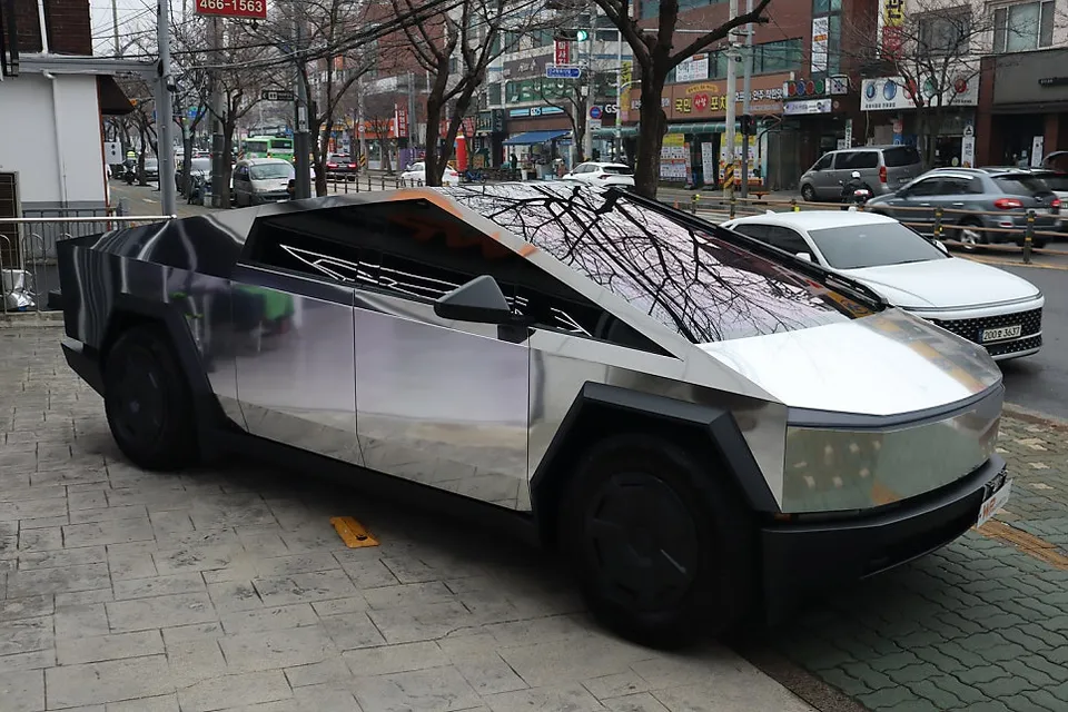 Tesla Cybertruckのカーラッピング事例：クロームシルバーで個性を際立たせる 施工写真 3-2