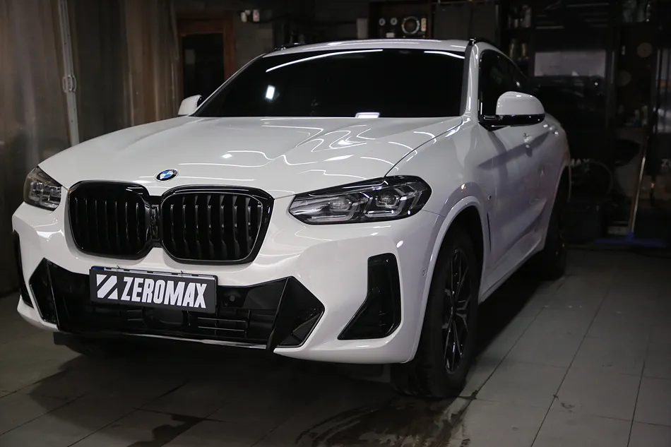 BMW X4のカーラッピング事例|高光沢フィルムで高級感をプラス 施工写真 2-1