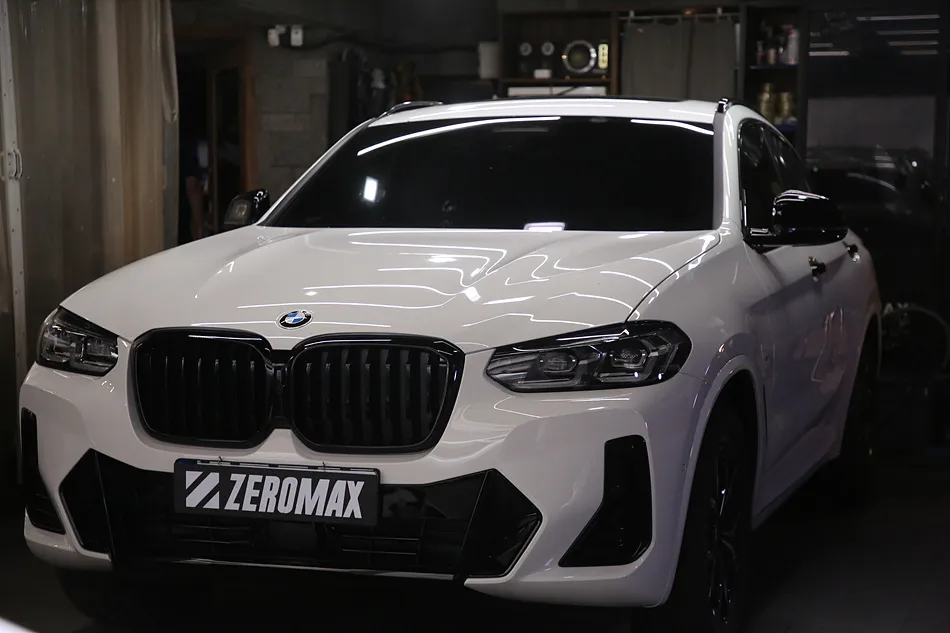 BMW X4のカーラッピング事例|高光沢フィルムで高級感をプラス 施工写真 3-1