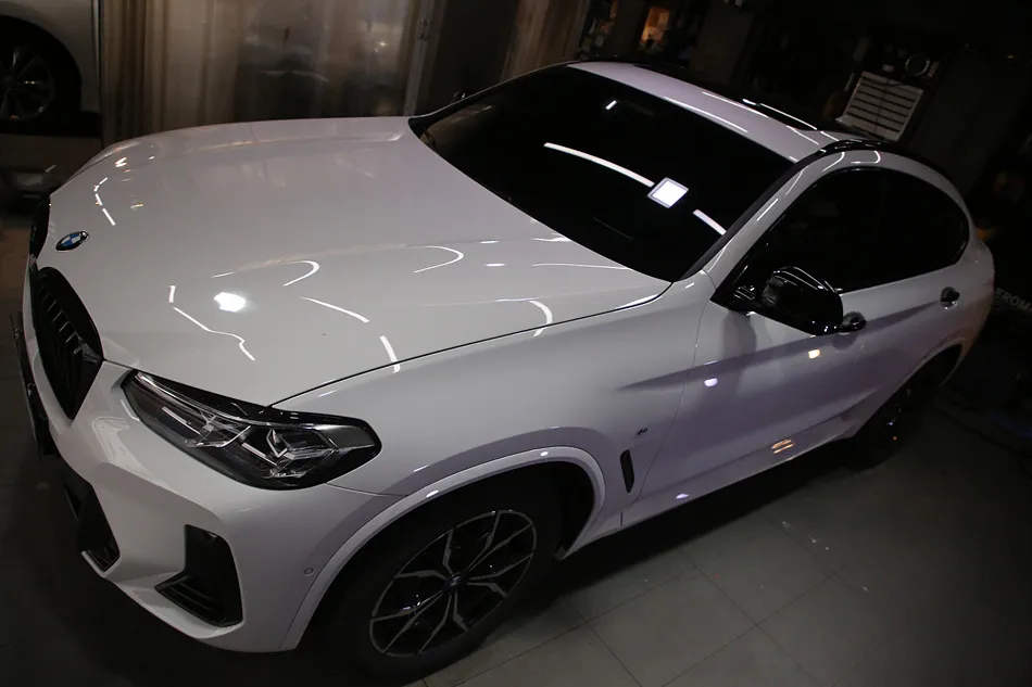 BMW X4のカーラッピング事例|高光沢フィルムで高級感をプラス 施工写真 2-2