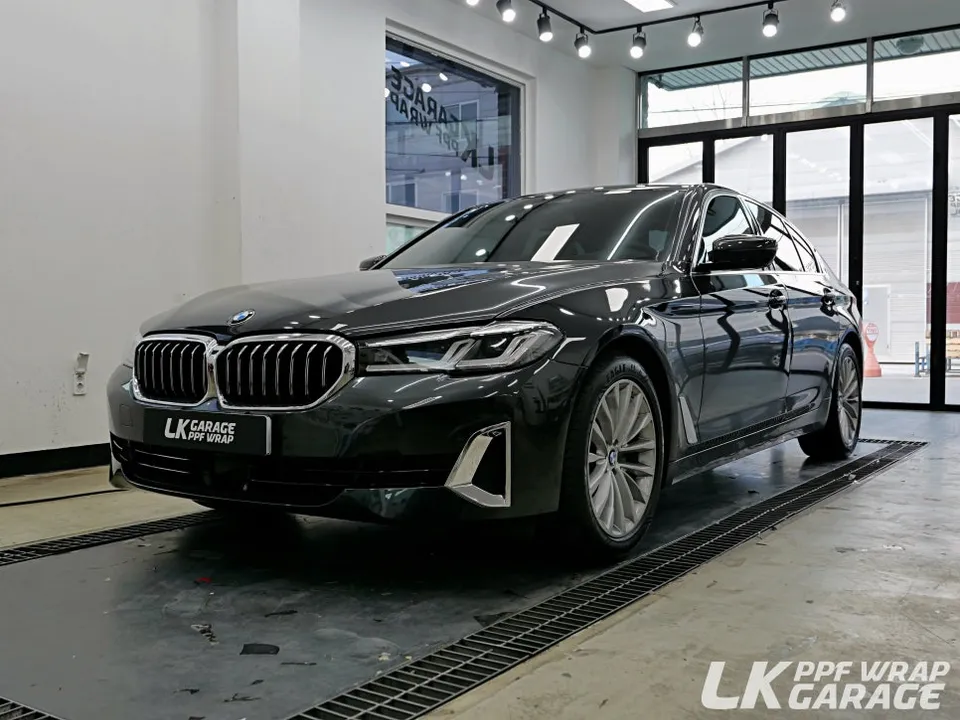 BMW 5 SeriesのPPF施工事例|フロントバンパー保護 施工写真 3-2
