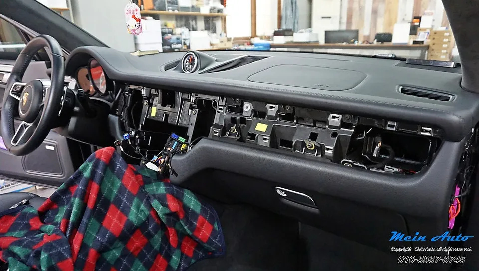 BMW M3のAndroid Auto・CarPlay取付事例 施工写真 4-1