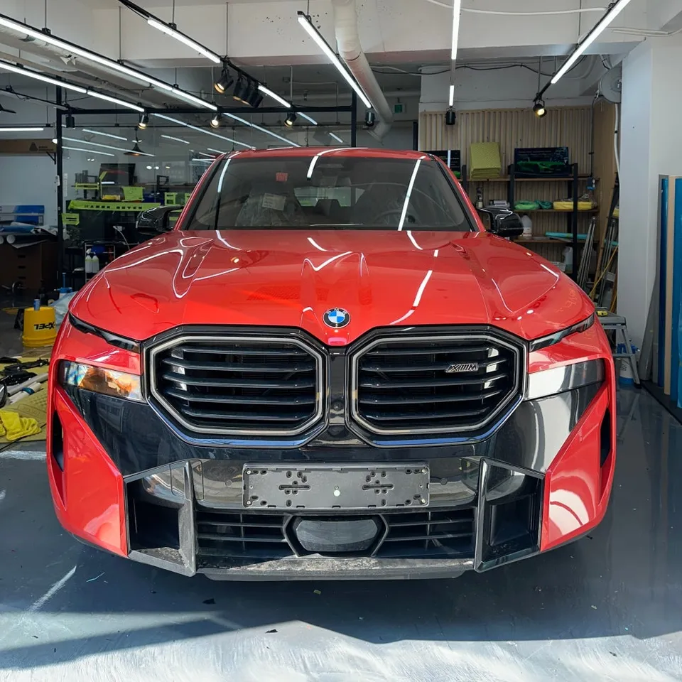 BMW XMのカーラッピング事例|サテンブラックと赤のコントラスト 施工写真 1-1