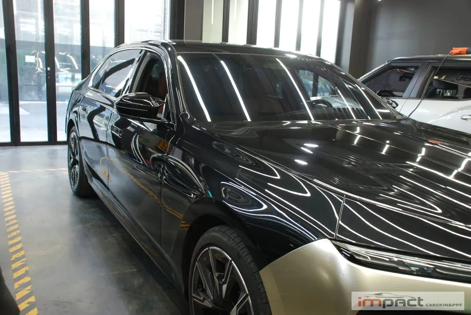 BMW i7 カーラッピング事例｜高光沢シャンパンゴールド 施工写真 2-1