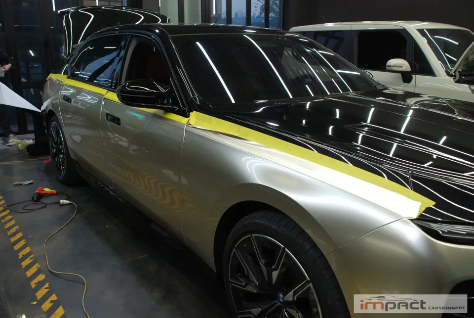 BMW i7 カーラッピング事例｜高光沢シャンパンゴールド 施工写真 1-2