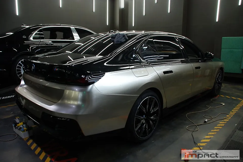 BMW i7 カーラッピング事例｜高光沢シャンパンゴールド 施工写真 1-3
