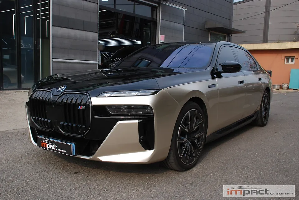 BMW i7 カーラッピング事例｜高光沢シャンパンゴールド 施工写真 2-3
