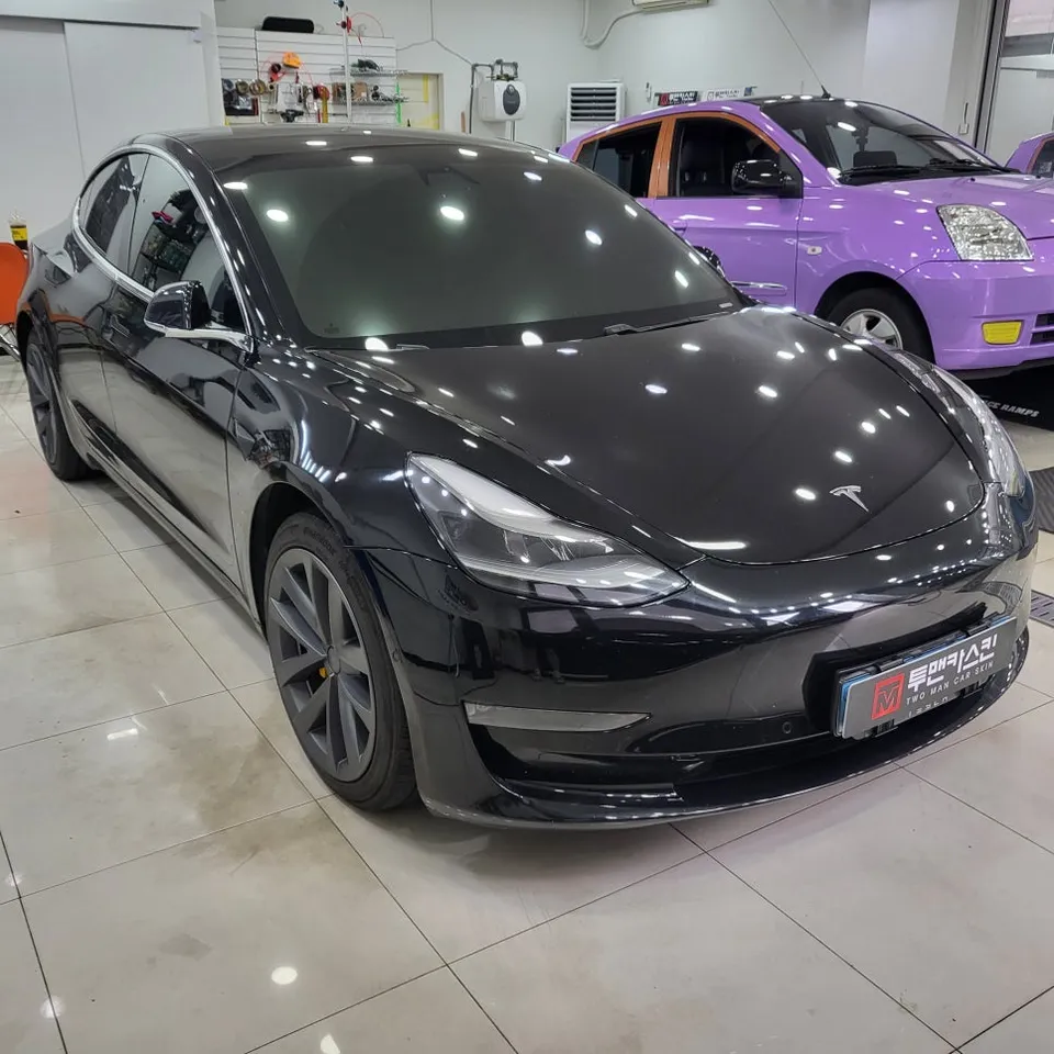 Tesla Model 3のカーラッピング事例：クローム除去で洗練された印象に 施工写真 2-1