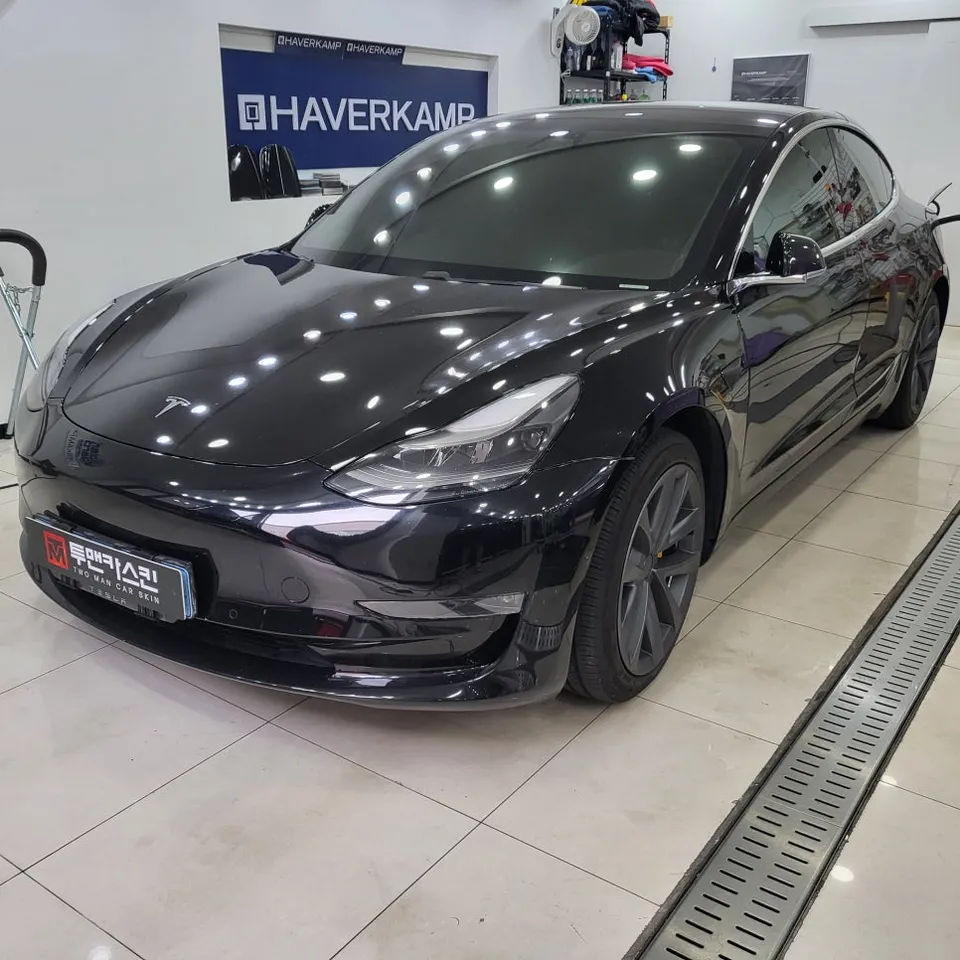 Tesla Model 3のカーラッピング事例：クローム除去で洗練された印象に 施工写真 3-1
