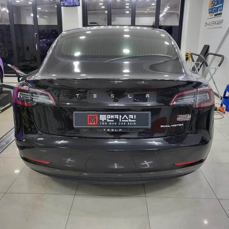 Tesla Model 3のカーラッピング事例：クローム除去で洗練された印象に 施工写真 1-2