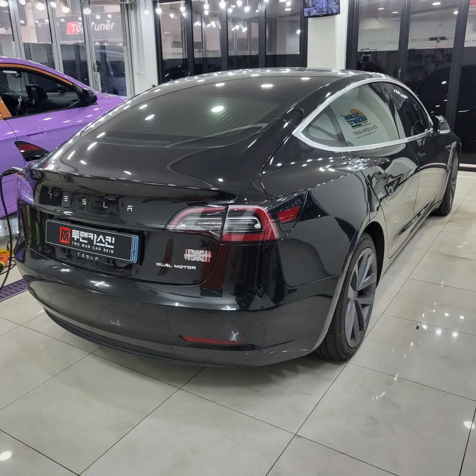 Tesla Model 3のカーラッピング事例：クローム除去で洗練された印象に 施工写真 2-2