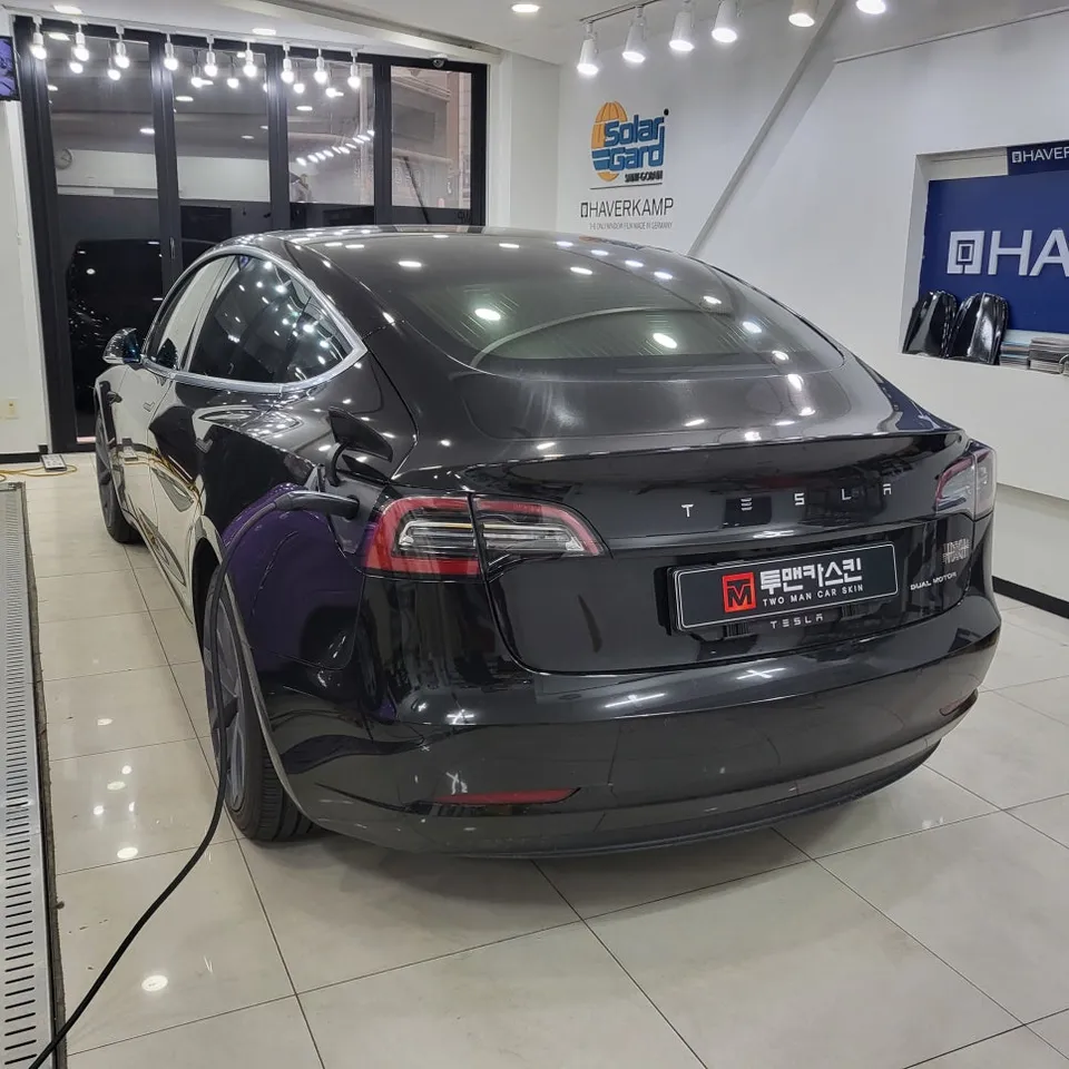 Tesla Model 3のカーラッピング事例：クローム除去で洗練された印象に 施工写真 3-2