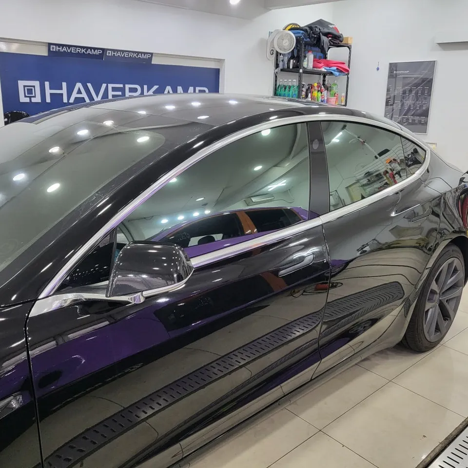 Tesla Model 3のカーラッピング事例：クローム除去で洗練された印象に 施工写真 1-3