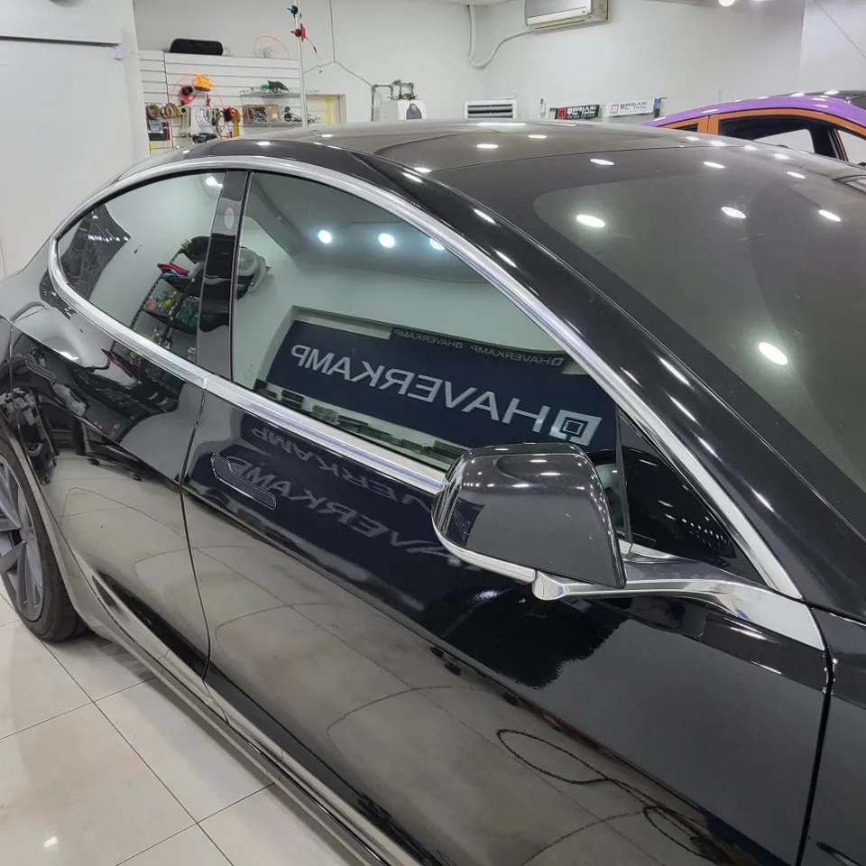 Tesla Model 3のカーラッピング事例：クローム除去で洗練された印象に 施工写真 2-3