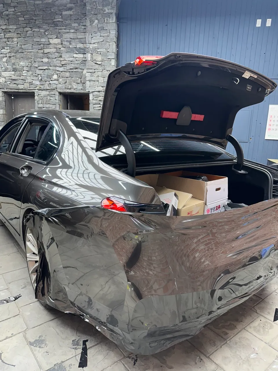 BMW 7 Series G11のカーラッピング事例|高光沢フィルムの仕上がり 施工写真 3-2
