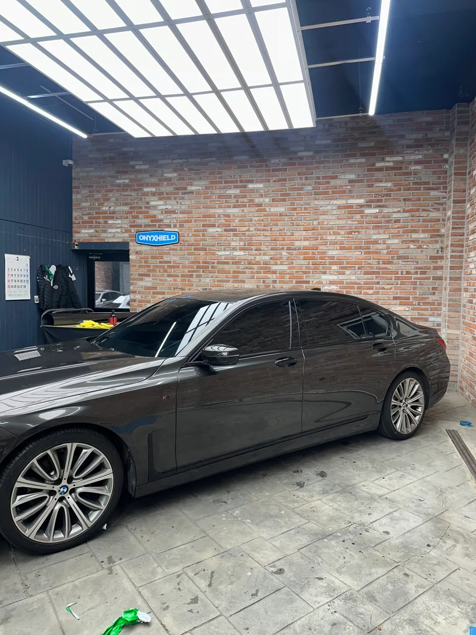 BMW 7 Series G11のカーラッピング事例|高光沢フィルムの仕上がり 施工写真 4-2