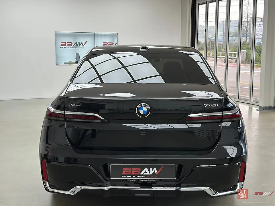 BMW 7 Series G70 カーラッピング事例｜クロームパーツのオールブラック化 施工写真 2-1
