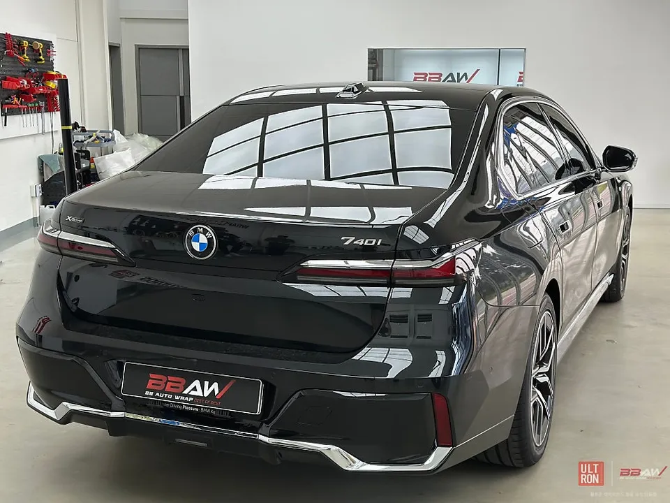 BMW 7 Series G70 カーラッピング事例｜クロームパーツのオールブラック化 施工写真 3-1