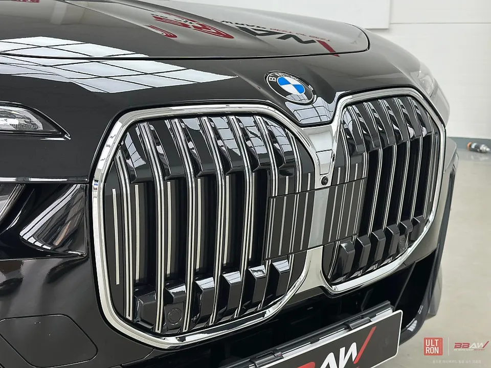 BMW 7 Series G70 カーラッピング事例｜クロームパーツのオールブラック化 施工写真 1-2