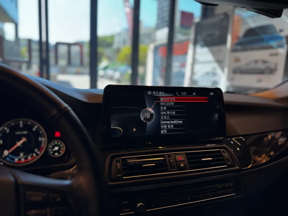 BMW 5 Series F10のAndroid Auto・CarPlay取付事例 施工写真 2-1
