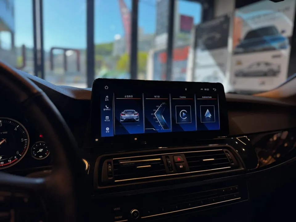 BMW 5 Series F10のAndroid Auto・CarPlay取付事例 施工写真 3-1