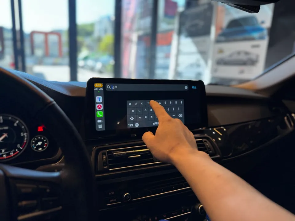 BMW 5 Series F10のAndroid Auto・CarPlay取付事例 施工写真 1-2