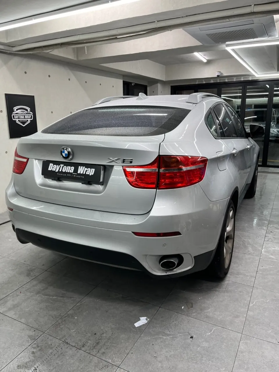 BMW X6のカーラッピング事例|サテンブラックで高級感を演出 施工写真 2-2