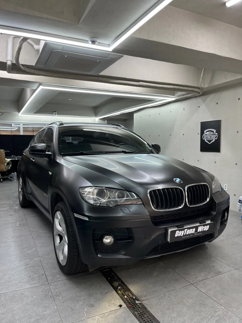 BMW X6のカーラッピング事例|サテンブラックで高級感を演出 施工写真 1-3