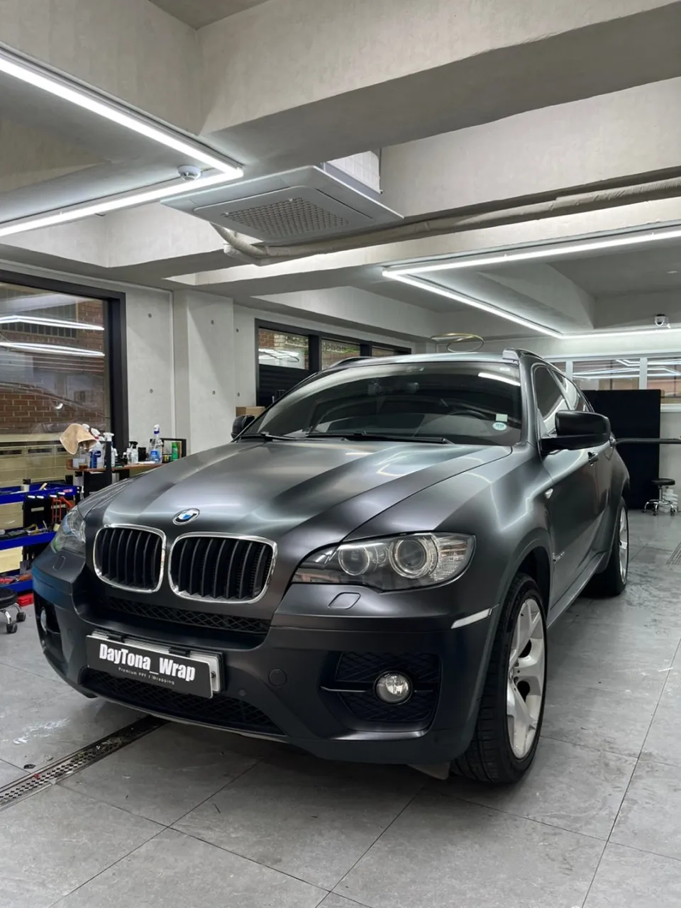 BMW X6のカーラッピング事例|サテンブラックで高級感を演出 施工写真 2-3