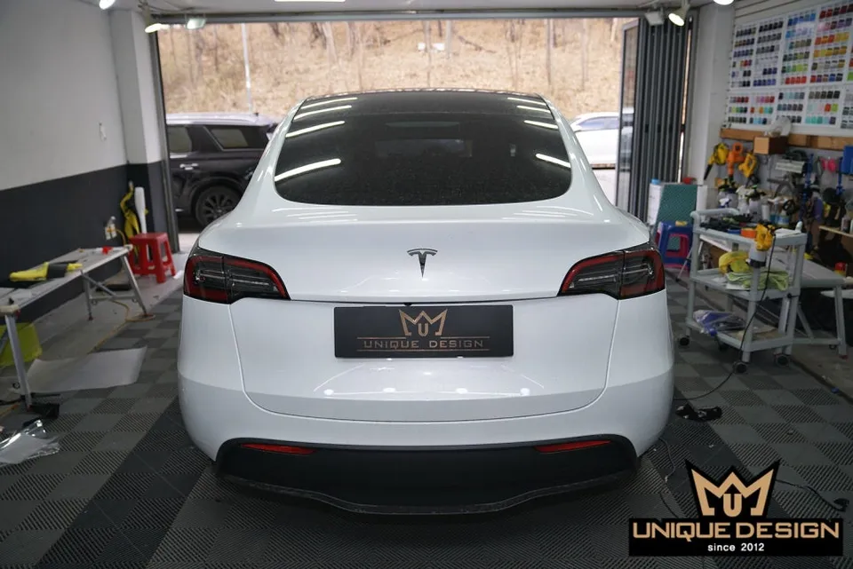 Tesla Model Yのカーラッピング事例|ミッドナイトパープル 施工写真 3-1