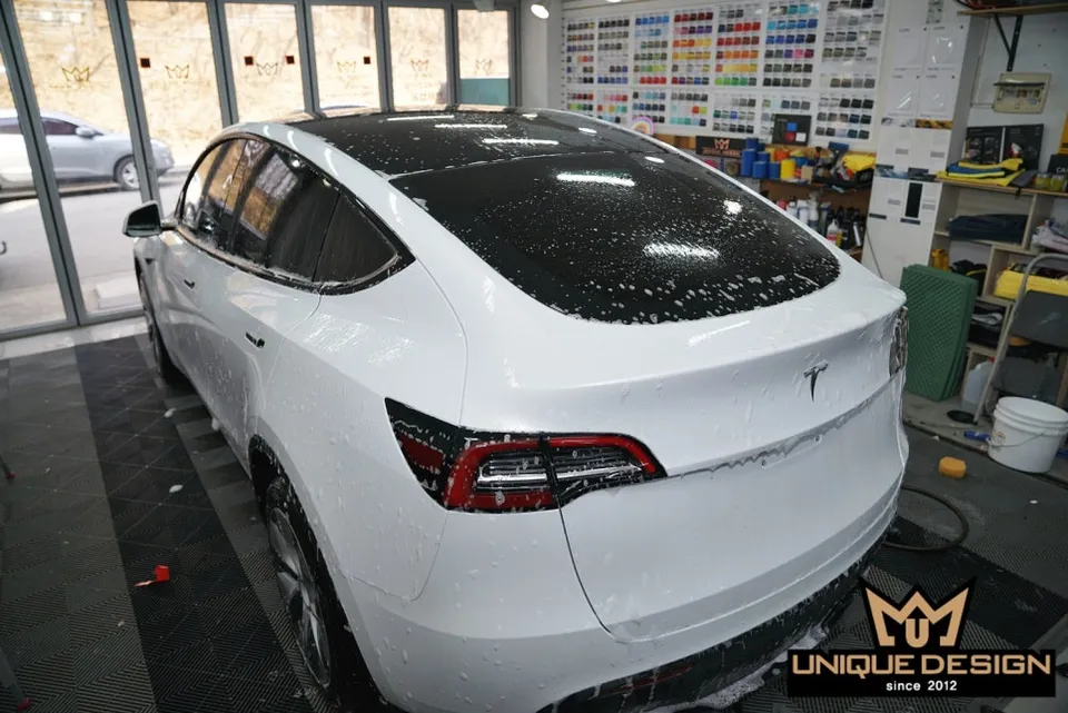 Tesla Model Yのカーラッピング事例|ミッドナイトパープル 施工写真 1-2