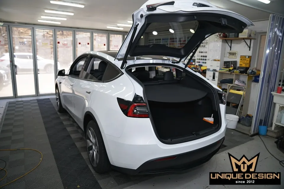 Tesla Model Yのカーラッピング事例|ミッドナイトパープル 施工写真 2-2