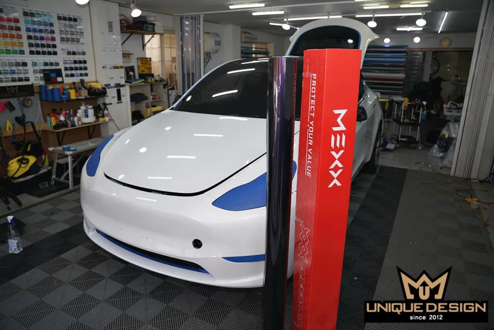Tesla Model Yのカーラッピング事例|ミッドナイトパープル 施工写真 3-2