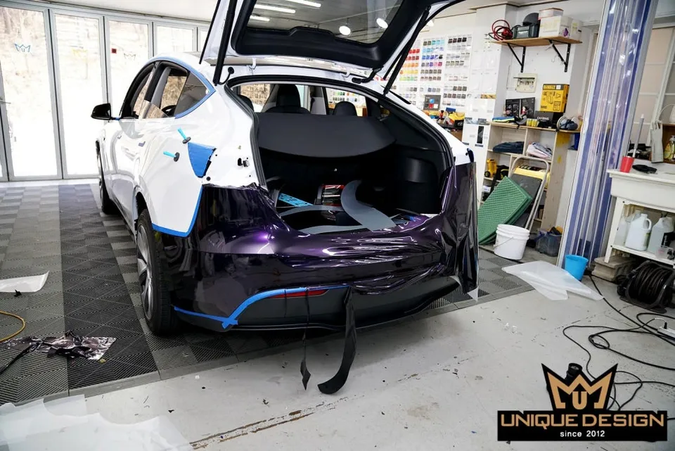 Tesla Model Yのカーラッピング事例|ミッドナイトパープル 施工写真 3-3