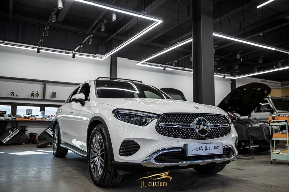 Mercedes-Benz GLCのドラレコ取付事例|費用目安・仕上がり 施工写真 2-3