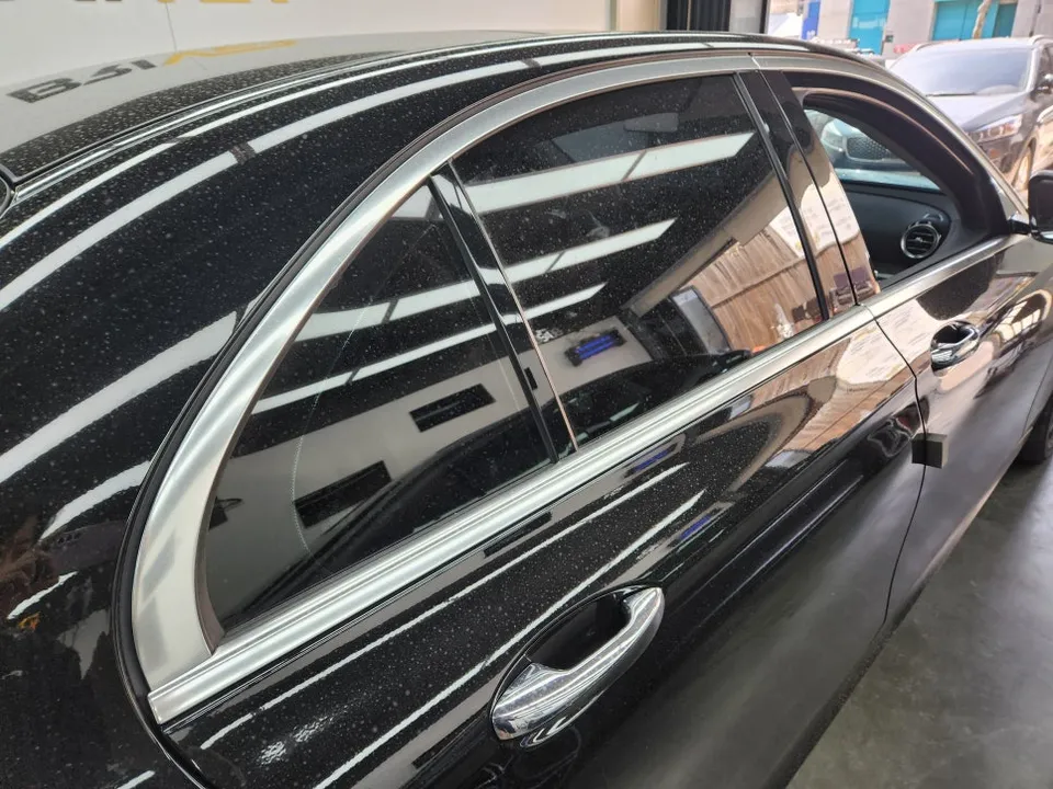 Mercedes-Benz E-Classのカーラッピング事例|クロームパーツの黒化 施工写真 3-1