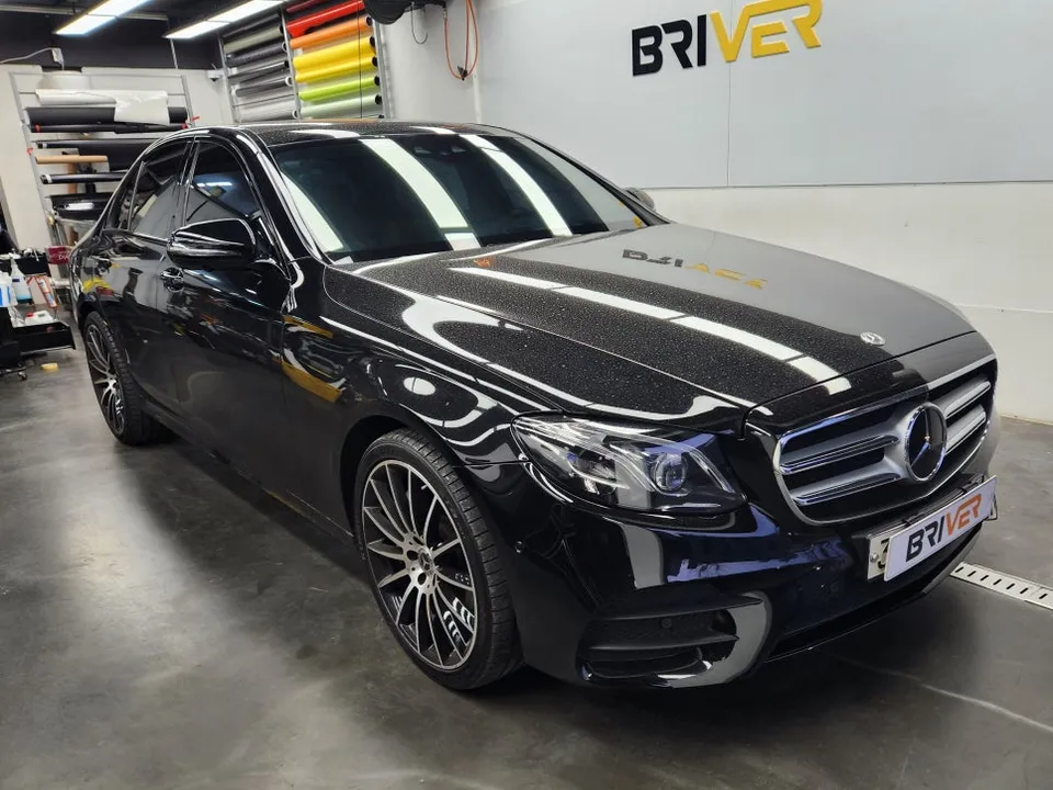 Mercedes-Benz E-Classのカーラッピング事例|クロームパーツの黒化 施工写真 2-3