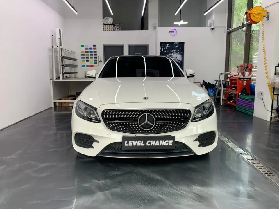 Mercedes-Benz Eクラス W213のカーラッピング事例｜費用目安・仕上がり 写真