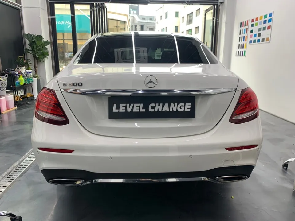 Mercedes-Benz Eクラス W213のカーラッピング事例｜費用目安・仕上がり 施工写真 2-1