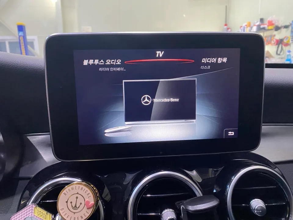 Mercedes-Benz C-Class W205のAndroid Auto・CarPlay取付事例 施工写真 2