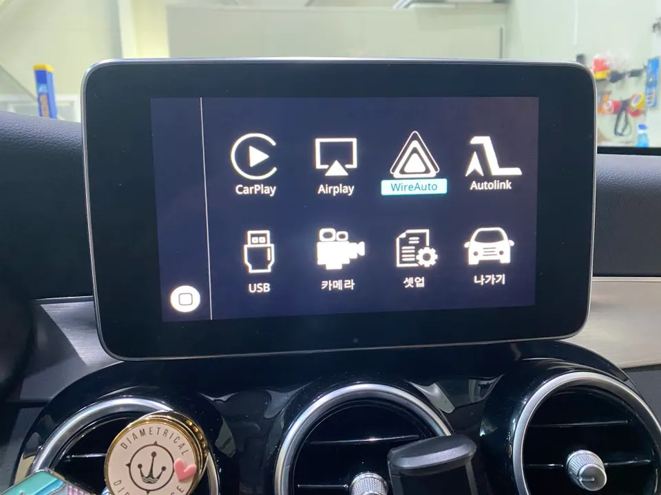 Mercedes-Benz C-Class W205のAndroid Auto・CarPlay取付事例 施工写真 3