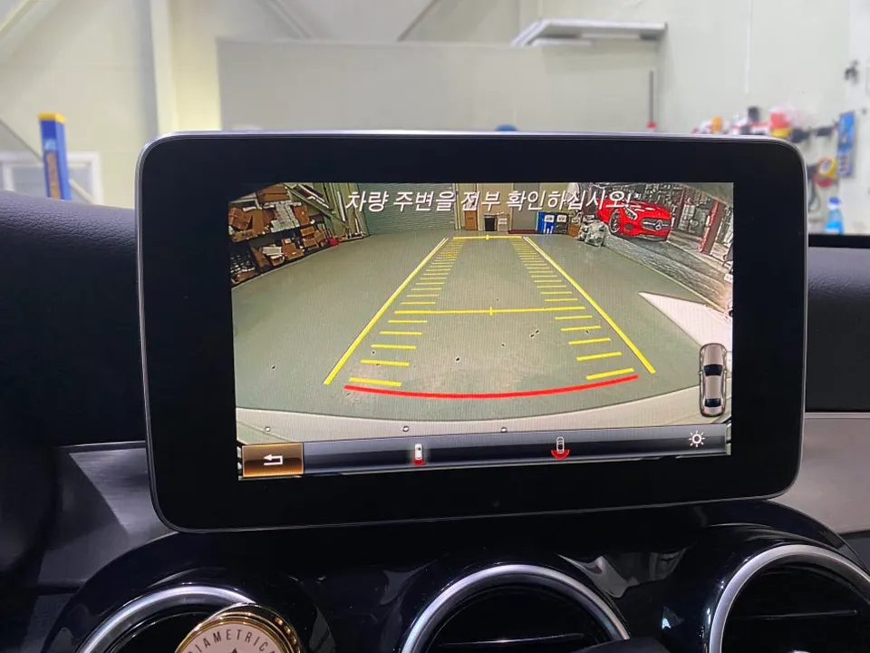 Mercedes-Benz C-Class W205のAndroid Auto・CarPlay取付事例 施工写真 4