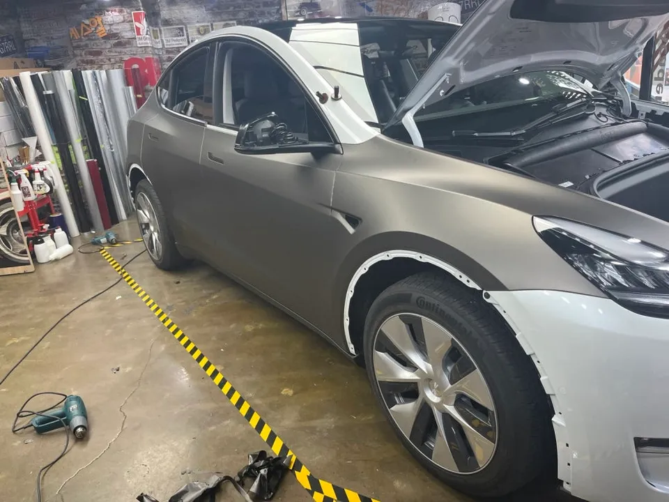 Tesla Model Yのカーラッピング事例|3Mフィルムで高級感UP 施工写真 1-2