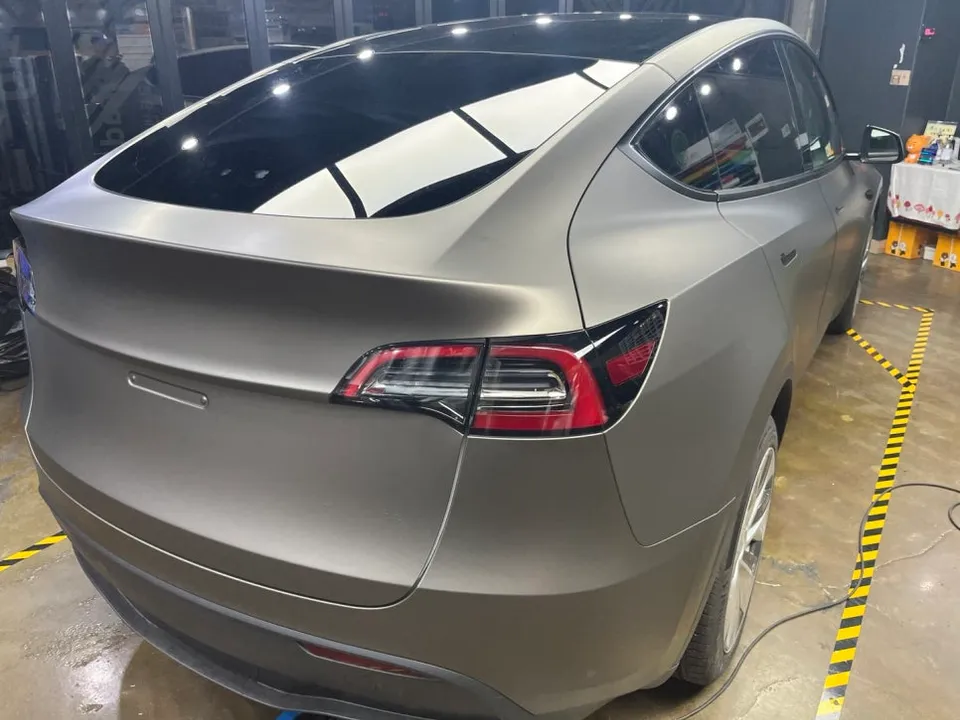 Tesla Model Yのカーラッピング事例|3Mフィルムで高級感UP 施工写真 3-2