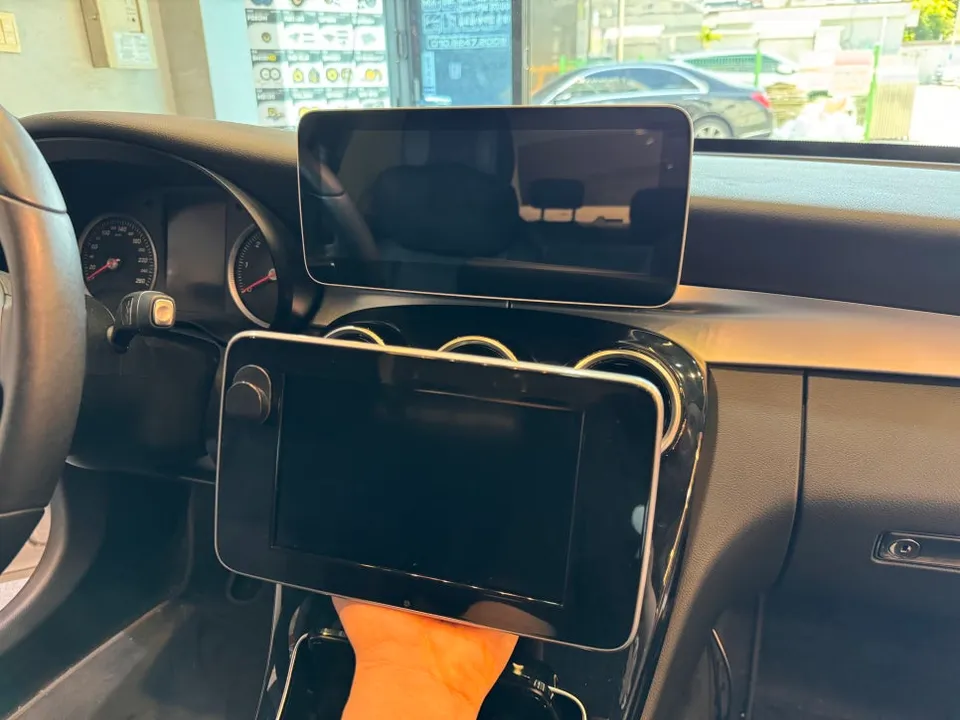 Mercedes-Benz C-Class W205のAndroid Auto・CarPlay取付事例 施工写真 1-1