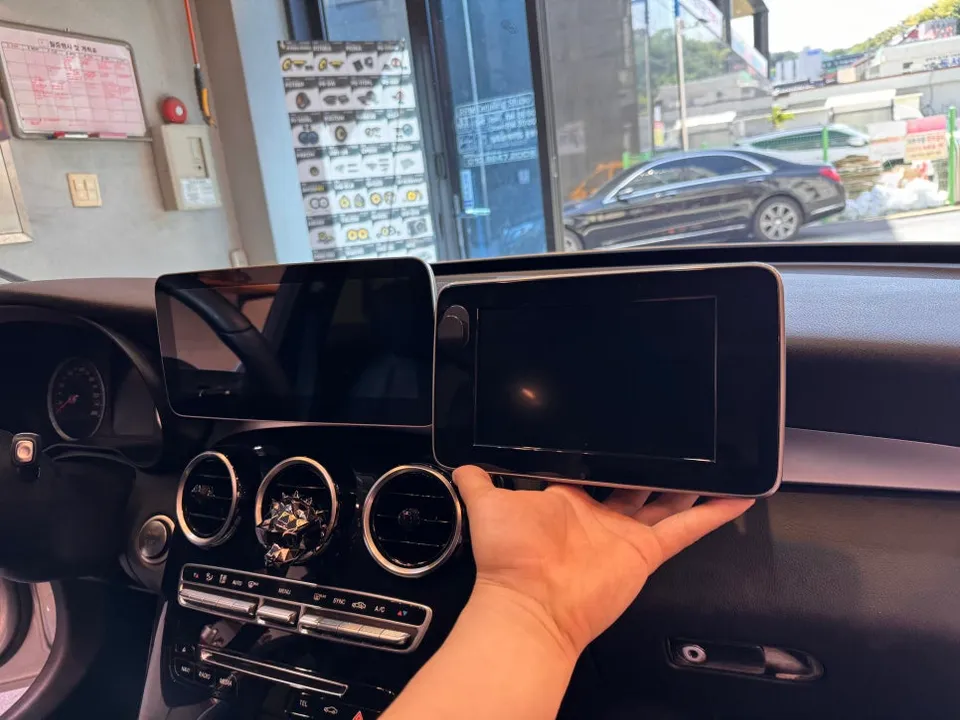 Mercedes-Benz C-Class W205のAndroid Auto・CarPlay取付事例 施工写真 2-1