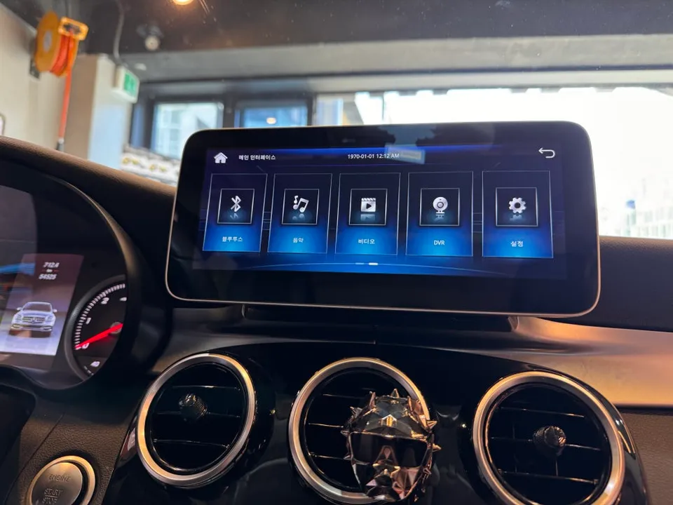 Mercedes-Benz C-Class W205のAndroid Auto・CarPlay取付事例 施工写真 3-1