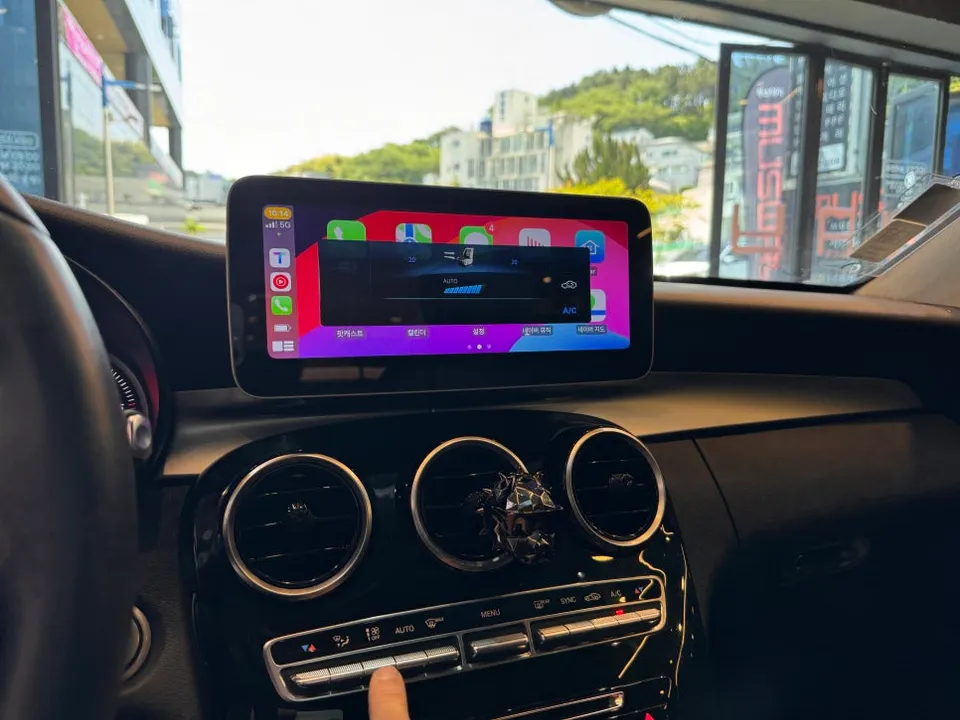 Mercedes-Benz C-Class W205のAndroid Auto・CarPlay取付事例 施工写真 4-2